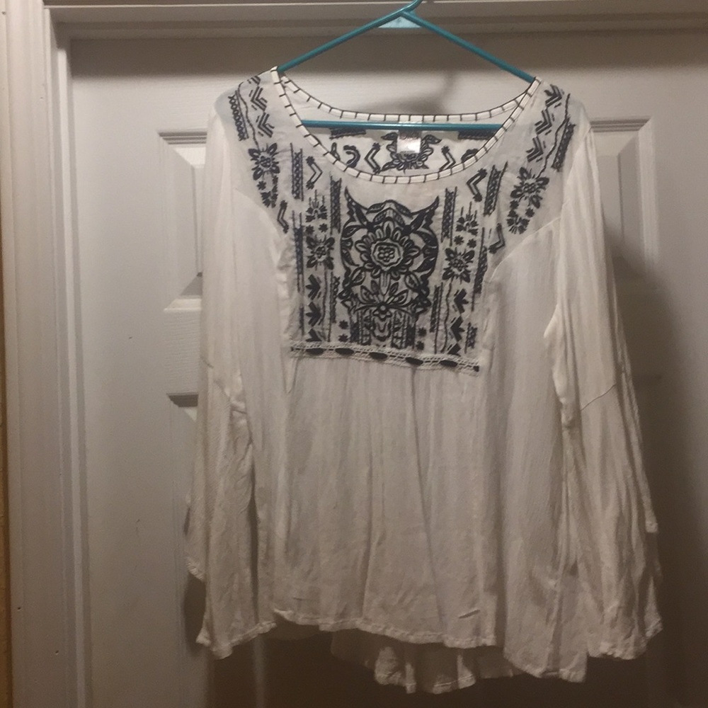 Long sleeve white and black blouse